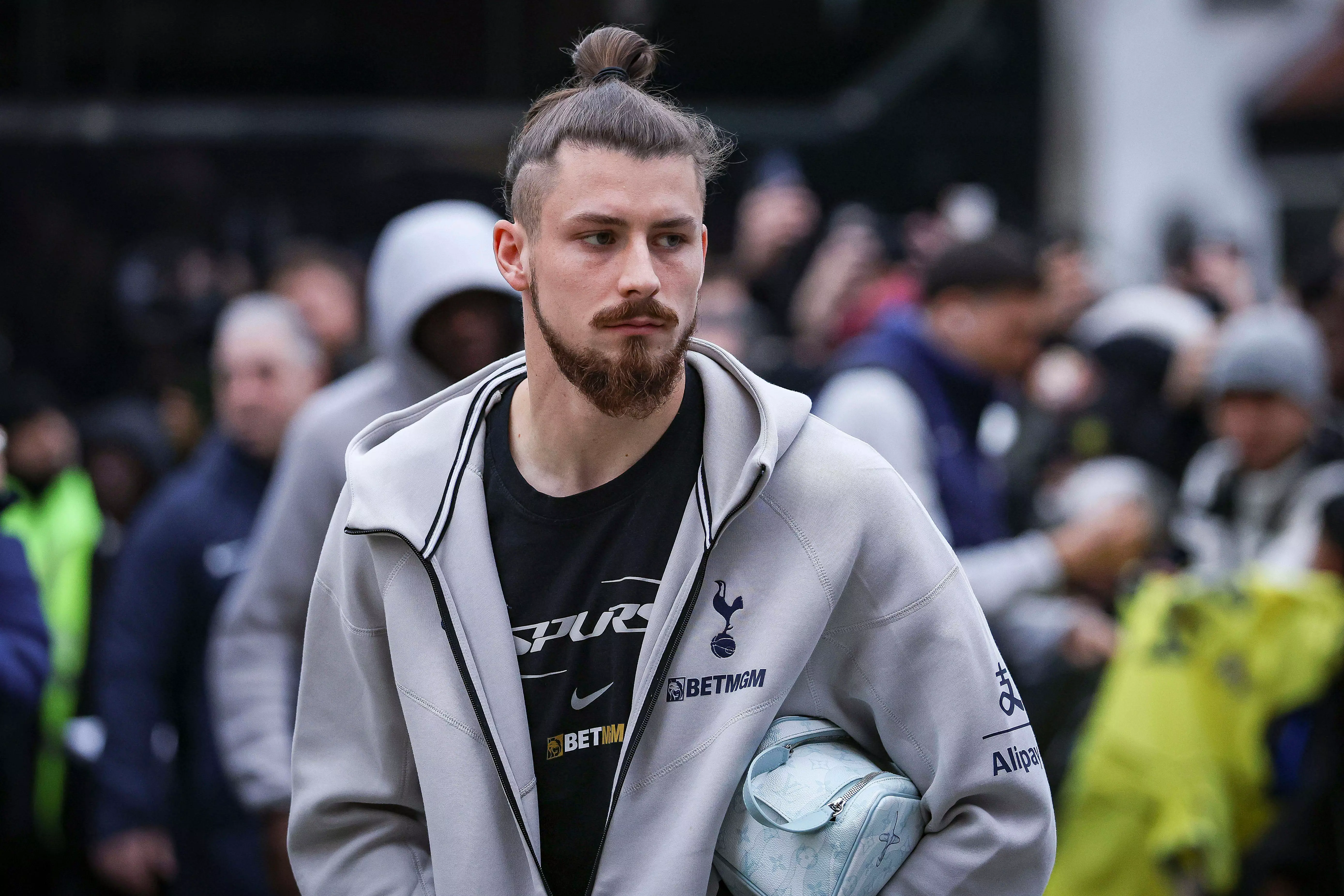 Răsturnare de situație! Campioana din Top 5 îl vrea pe Drăgușin